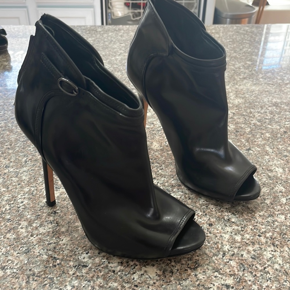Marciano black high heeled leather bootie size 8